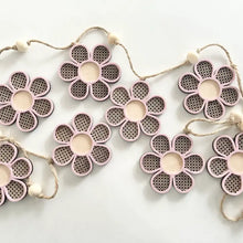 Load image into Gallery viewer, Rattan Daisy Garland